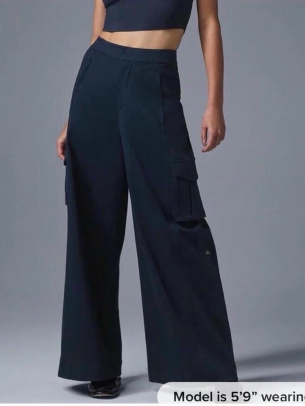 ALO Yoga Wide-Leg Cargo Pants in Charcoal